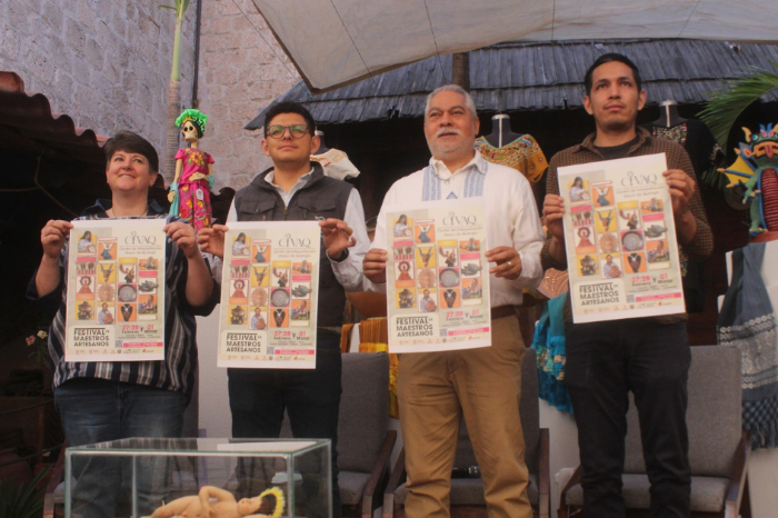Maestros artesanos de Michoacán mostrando piezas de cobre martillado y textiles en Pátzcuaro.