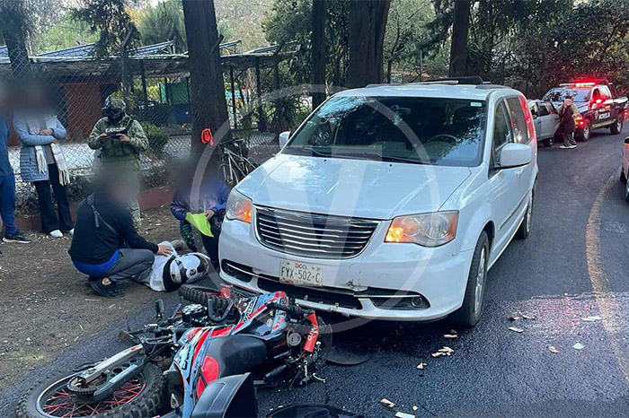 Paramédicos auxilian a motociclista herido en la avenida Cointzio de Morelia.