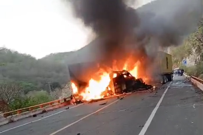 Incendio de tráiler en autopista Siglo XXI tramo Nueva Italia Lázaro Cárdenas