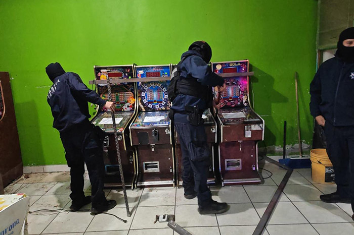 Operativo de la FGE y SIE en Maravatío: aseguramiento de máquinas tragamonedas y medicamento controlado.