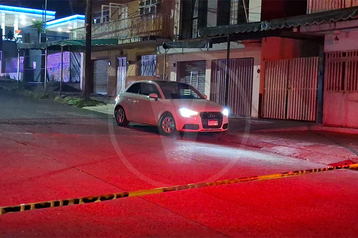 Vehículo Audi blanco acordonado por la Guardia Nacional tras ataque armado en Uruapan.