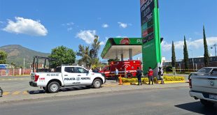 Acordonamiento policial en una gasolinera de Uruapan tras un ataque armado.