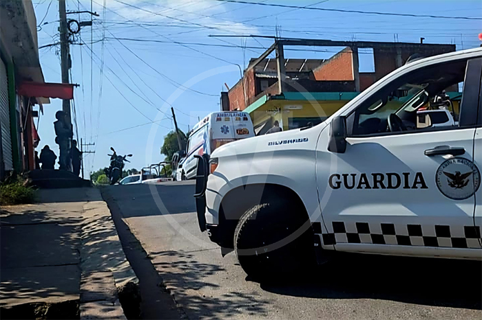 Elementos de la Guardia Nacional resguardando una tienda de abarrotes en Uruapan tras un ataque armado.