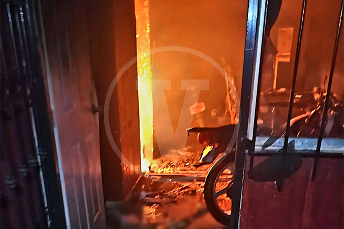 Elementos de la Guardia Civil y Bomberos en el domicilio incendiado del fraccionamiento Real de Valencia en Zamora.