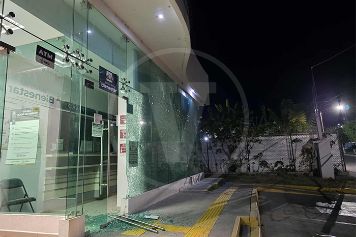 Fachada de una sucursal del Banco del Bienestar resguardada por elementos de seguridad.