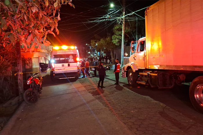 Acordonamiento policial en la colonia Casa del Niño tras ataque armado contra una familia en Uruapan.