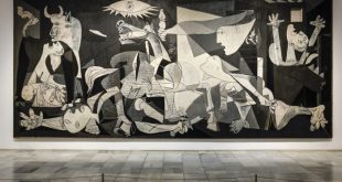 Espectador usando gafas de realidad virtual en la exposición sobre el Guernica en el Museo Picasso de París.