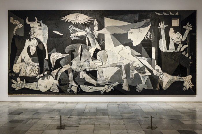 Espectador usando gafas de realidad virtual en la exposición sobre el Guernica en el Museo Picasso de París.