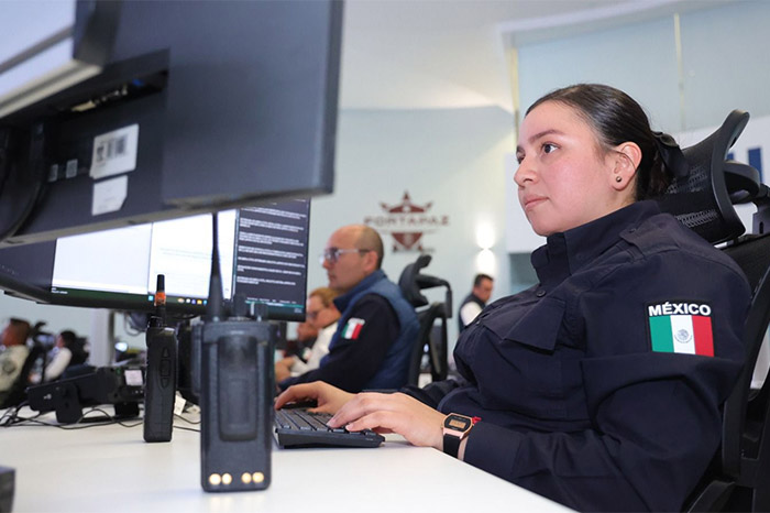 Interior del centro de mando C5 Michoacán con pantallas de videovigilancia