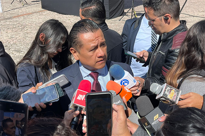 Fiscal General de Michoacán, Carlos Torres Piña, brindando entrevista en la Plaza Morelos.