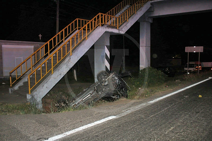 Vehículo Chirey negro volcado tras fuerte choque en la carretera Pátzcuaro-Morelia.