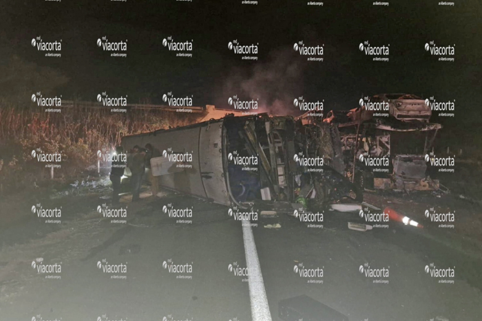 Accidente vehicular en la autopista de Occidente con vehículo de carga incendiado.