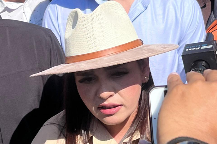 Grecia Quiroz, alcaldesa de Uruapan, dando declaraciones afuera de la Fiscalía General del Estado de Michoacán.