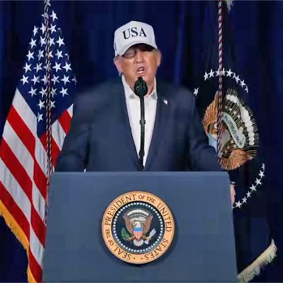 Donald Trump con gorra blanca de "USA" durante su mensaje a la nación sobre la ofensiva en Irán desde Mar-a-Lago.