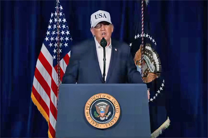 Donald Trump con gorra blanca de "USA" durante su mensaje a la nación sobre la ofensiva en Irán desde Mar-a-Lago.