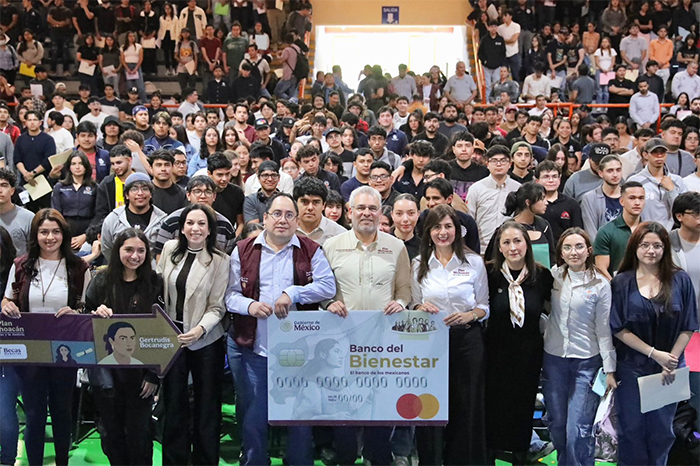 Gobernador Alfredo Ramírez Bedolla entregando tarjetas de becas a estudiantes del Instituto Tecnológico Superior de Uruapan.