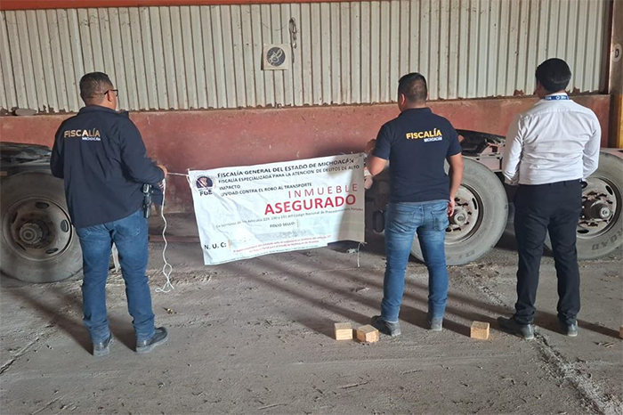 Agentes de la Policía de Investigación resguardando el inmueble asegurado en el barrio de La Cruz, Tarímbaro.