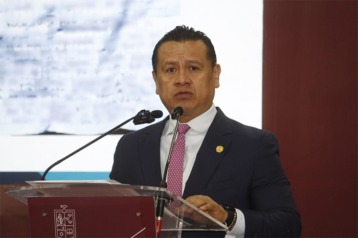 El fiscal de Michoacán Carlos Torres Piña en conferencia de prensa informando sobre el caso Ecuandureo.