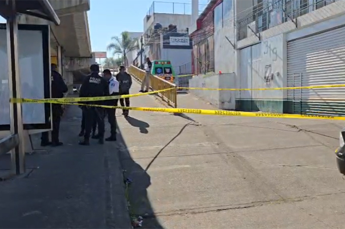 Elementos de la Policía Morelia resguardando la zona del puente peatonal cerca del Mercado de Abastos tras el hallazgo de un hombre fallecido.
