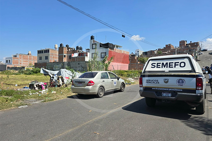 Elementos de la Guardia Civil y Fiscalía resguardan predio en la calle Artículo 123, colonia Obrera, Morelia.