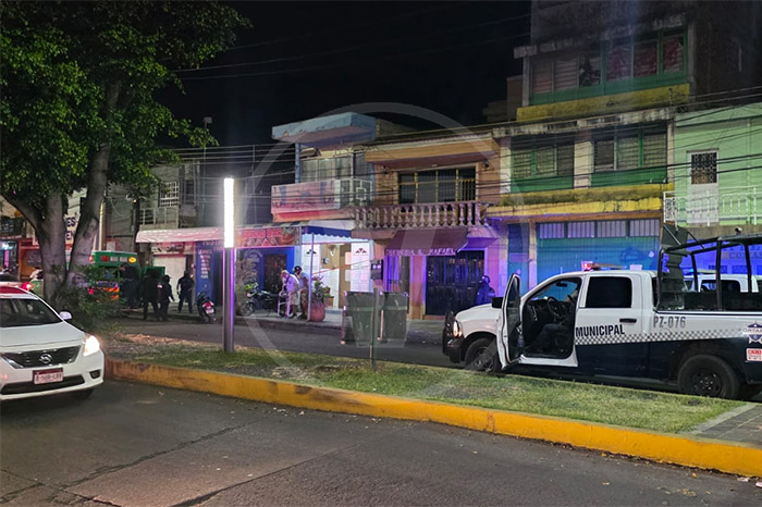 Fiscalía de Michoacán recolecta casquillos en Bucaneros Bar Zamora