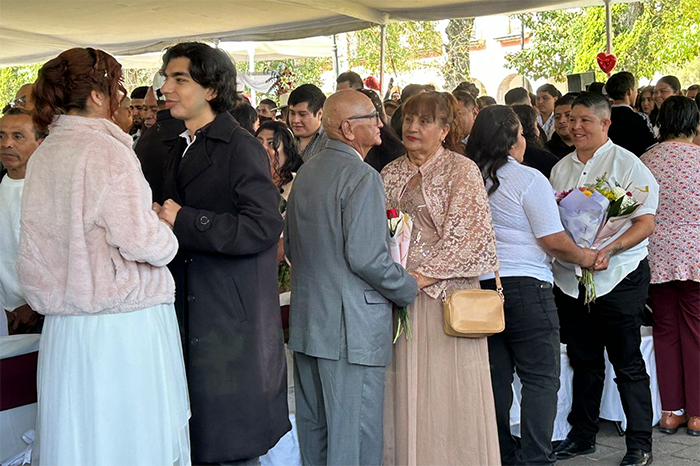 Parejas celebrando su matrimonio en la Plaza Morelos de Morelia.