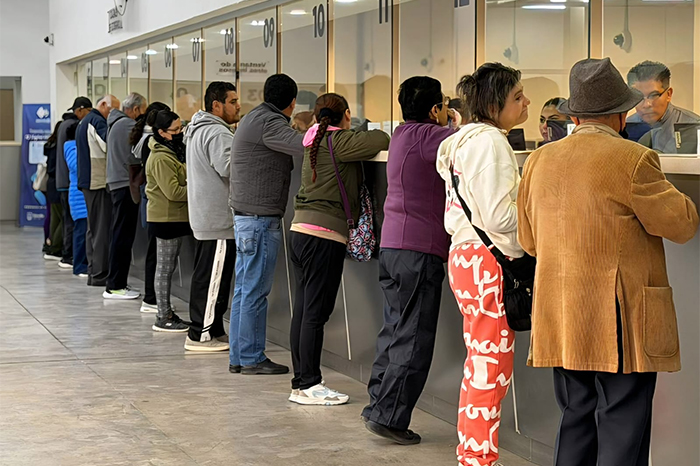 Ciudadanos realizando trámites en las oficinas del Ayuntamiento de Morelia para el pago del Predial.