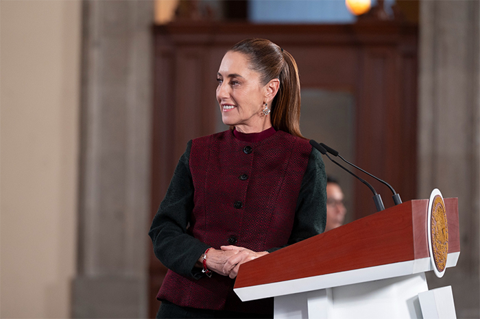 La presidenta Claudia Sheinbaum hablando en el estrado de la mañanera sobre la situación de seguridad en Michoacán.