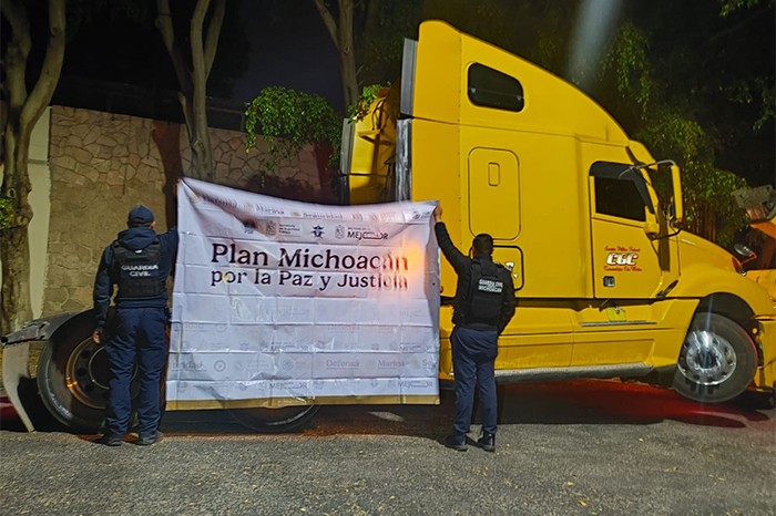 Elementos de la Guardia Civil resguardando tractocamiones y vehículos recuperados con reporte de robo.