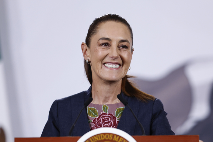 Vista aérea de la plancha del Zócalo de la CDMX llena durante el concierto de Shakira.