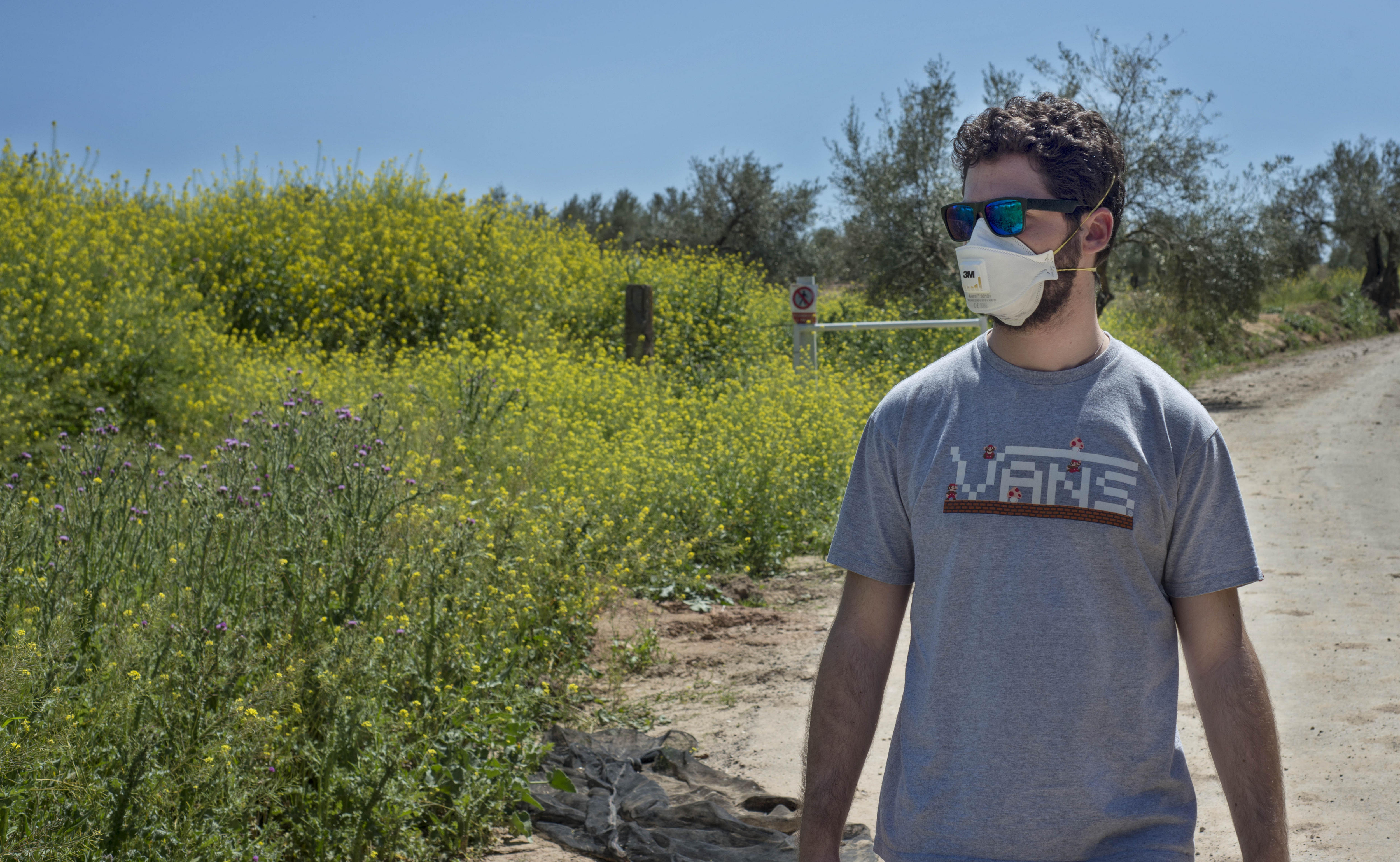 Ilustración médica de células fibroblastos en los pulmones bloqueando una reacción alérgica.