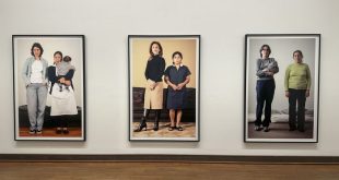 Tríptico de fotografías de la artista Natalia Guiñiz Boggio en el museo Albertina, mostrando a trabajadoras domésticas y sus empleadoras.