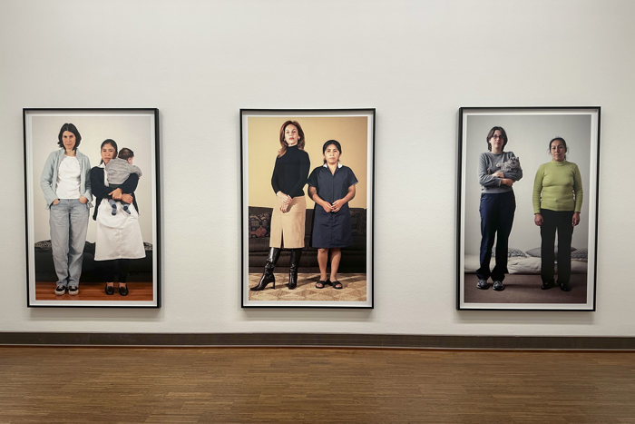 Tríptico de fotografías de la artista Natalia Guiñiz Boggio en el museo Albertina, mostrando a trabajadoras domésticas y sus empleadoras.