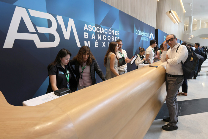 Logotipo de la 89 Convención Bancaria "Innovando la banca, construyendo el futuro" en el centro de convenciones de Cancún.