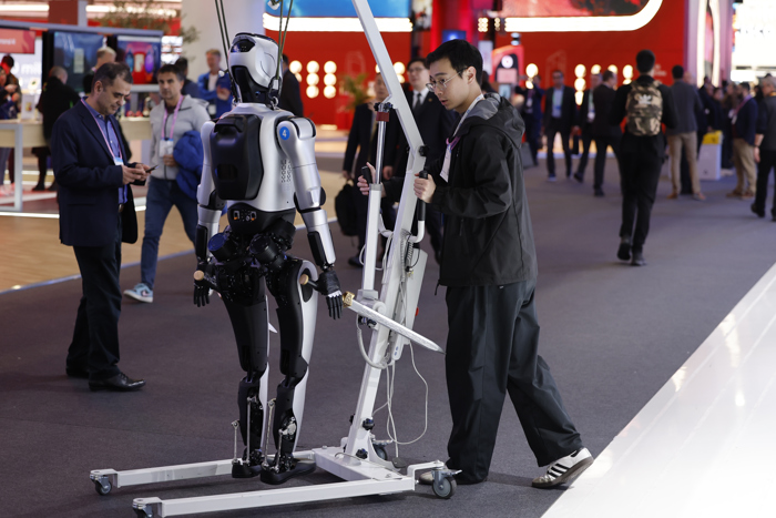 Demostración de un robot guía y sistemas biométricos en el espacio inmersivo del MWC Barcelona.