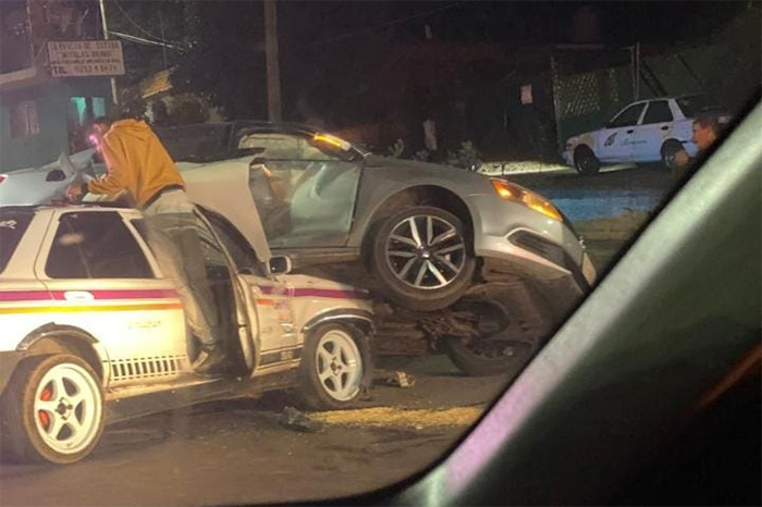 hoque entre taxi Lindavista y Jetta gris en Uruapan.