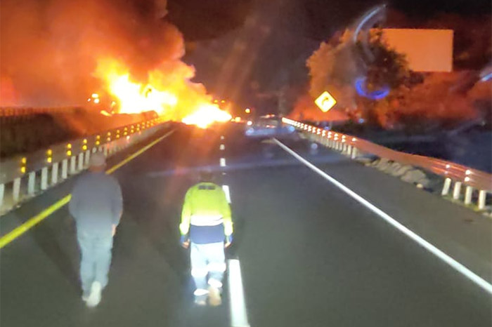 Incendio de tractocamión tras choque en la autopista de Occidente cerca de Copándaro.
