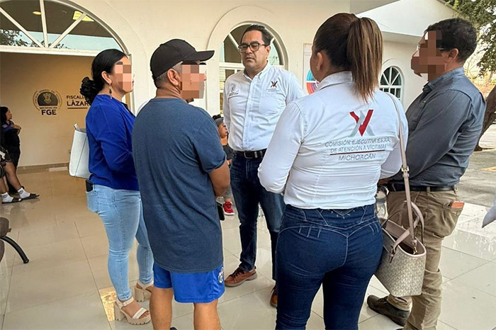 Atención a familiares de las maestras María del Rosario y Tatiana en Lázaro Cárdenas.