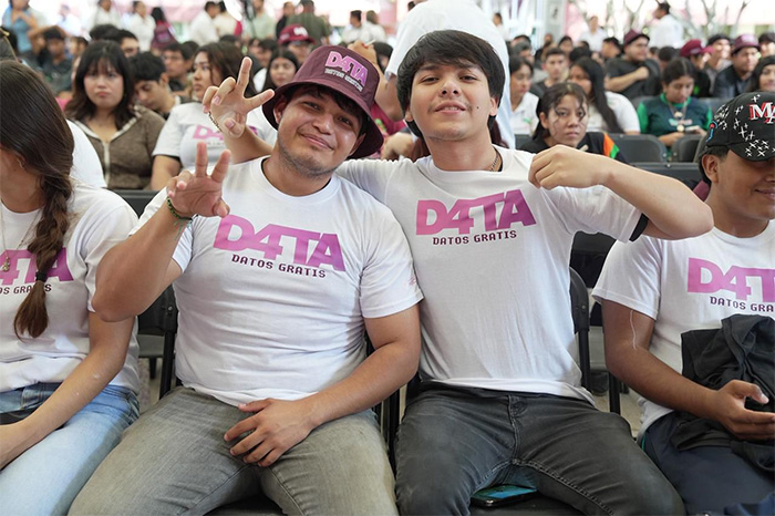 Estudiantes de Michoacán recibiendo chips de internet gratuito del Programa D4TA.
