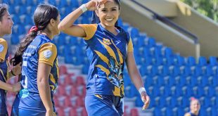 Delantera Adriana Ramírez del Atlético Morelia-UMSNH celebrando récord de goleo en Liga TDP.