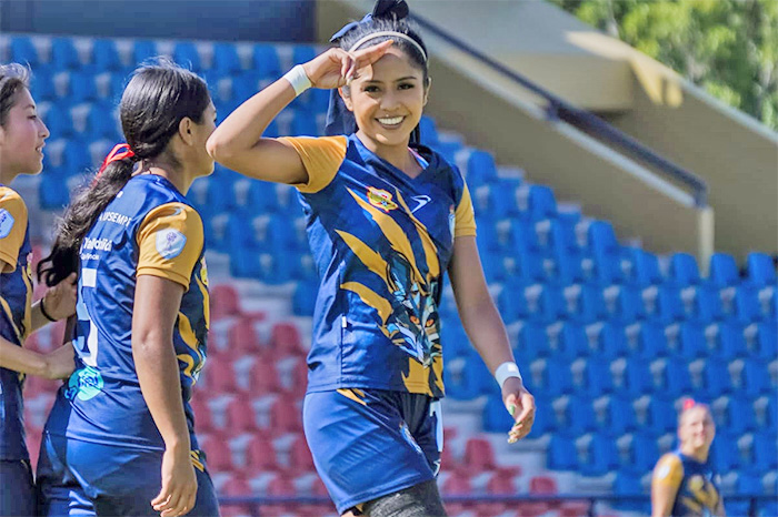 Delantera Adriana Ramírez del Atlético Morelia-UMSNH celebrando récord de goleo en Liga TDP.