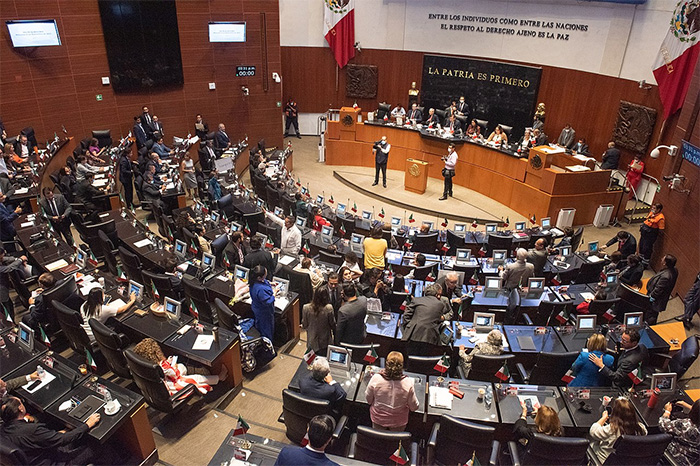 El Senado de México aprueba tope presupuestal a congresos locales.