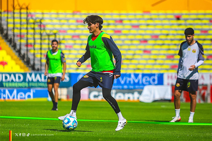 Jugadores del Atlético Morelia entrenando para el partido contra Irapuato en el Estadio Morelos.