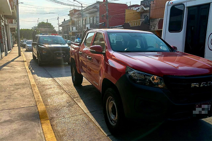 Camioneta Dodge Ram roja recuperada por elementos de la Guardia Civil y Policía Municipal en Uruapan.