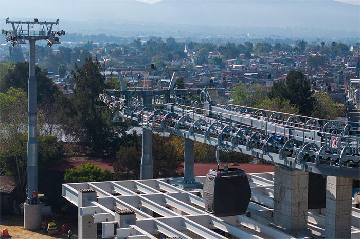 Construcción de torre del Teleférico de Morelia en zona urbana de Michoacán.