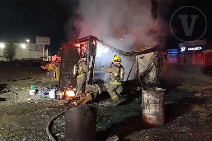 Bomberos de Morelia trabajando para sofocar el incendio de contenedores en un predio privado.