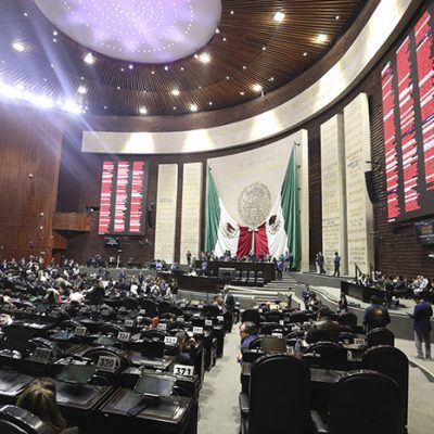 Interior de la Cámara de Diputados en México durante una sesión legislativa.