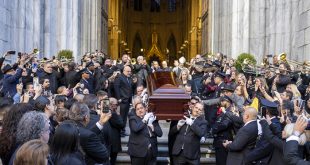 Ataúd de Willie Colón escoltado por oficiales de Westchester y el obispo Joseph Espaillat en la catedral de San Patricio de Nueva York.