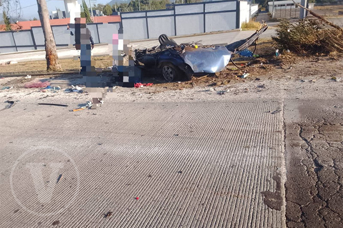 Accidente múltiple en carretera Toluca-Zitácuaro con tráiler de fertilizante y vehículos dañados.