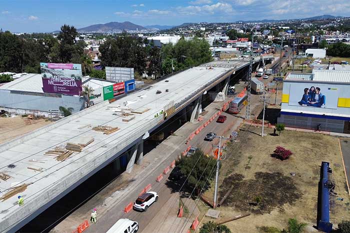 Avance de construcción del paso superior ferroviario Independencia en la zona de Policía y Tránsito Morelia.